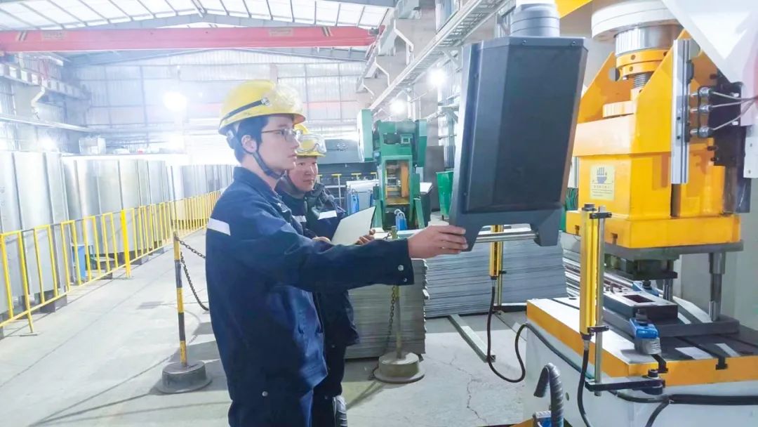 青海宜化電石分廠電極殼班：加強(qiáng)標(biāo)準(zhǔn)化建設(shè)，保障電石爐長(zhǎng)周期穩(wěn)定運(yùn)行(圖3)