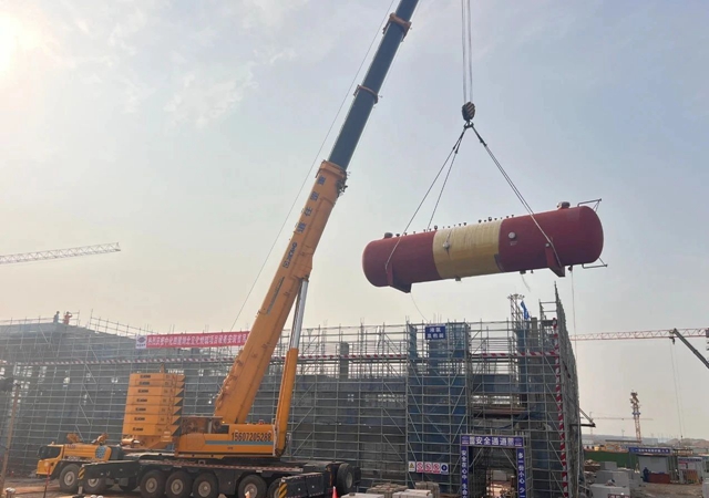 首臺大型設(shè)備“落戶”，氯堿新能源項(xiàng)目吹響工程設(shè)備安裝新號角！