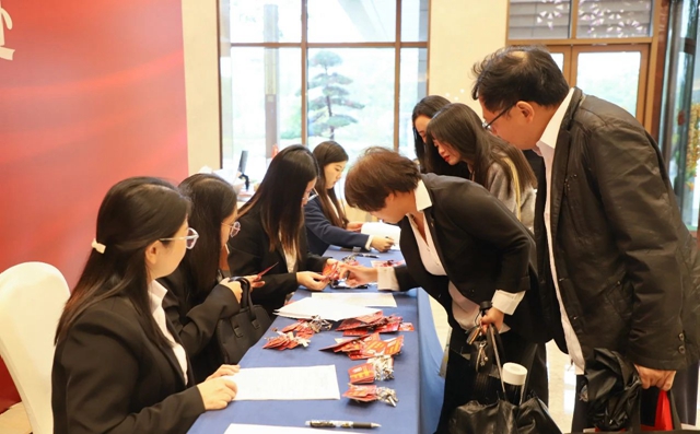 肩負重托共謀發(fā)展！集團七屆二次職代會代表報到并參觀田家河新項目