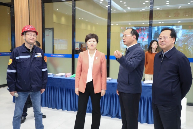 烏海市委副書記、市長(zhǎng)崔景英一行到宜化集團(tuán)調(diào)研